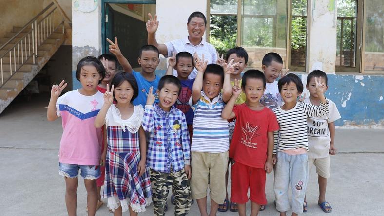 义务教育入学率近100%,中国为什么能?